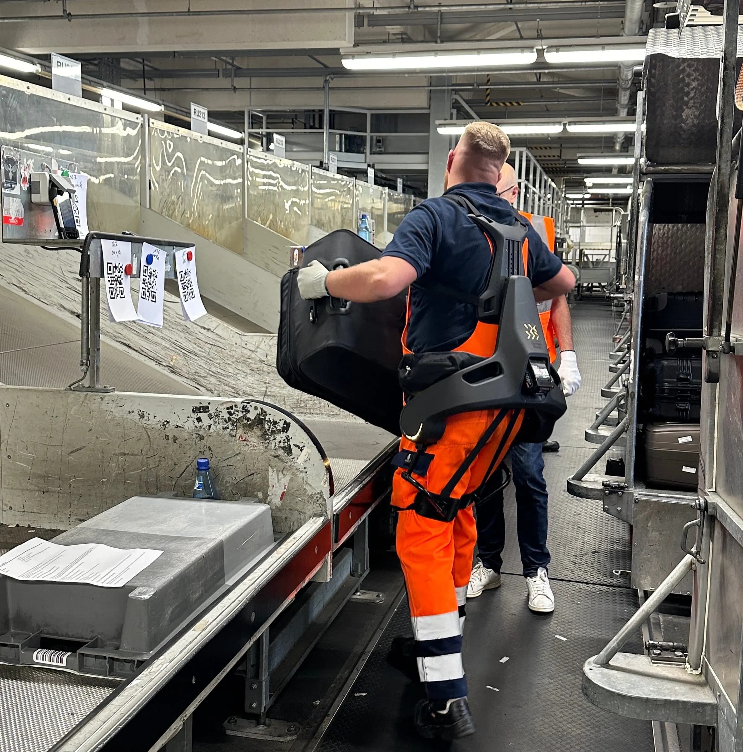 Gepäckabfertigung am Flughafen mit Exia-Exoskelett