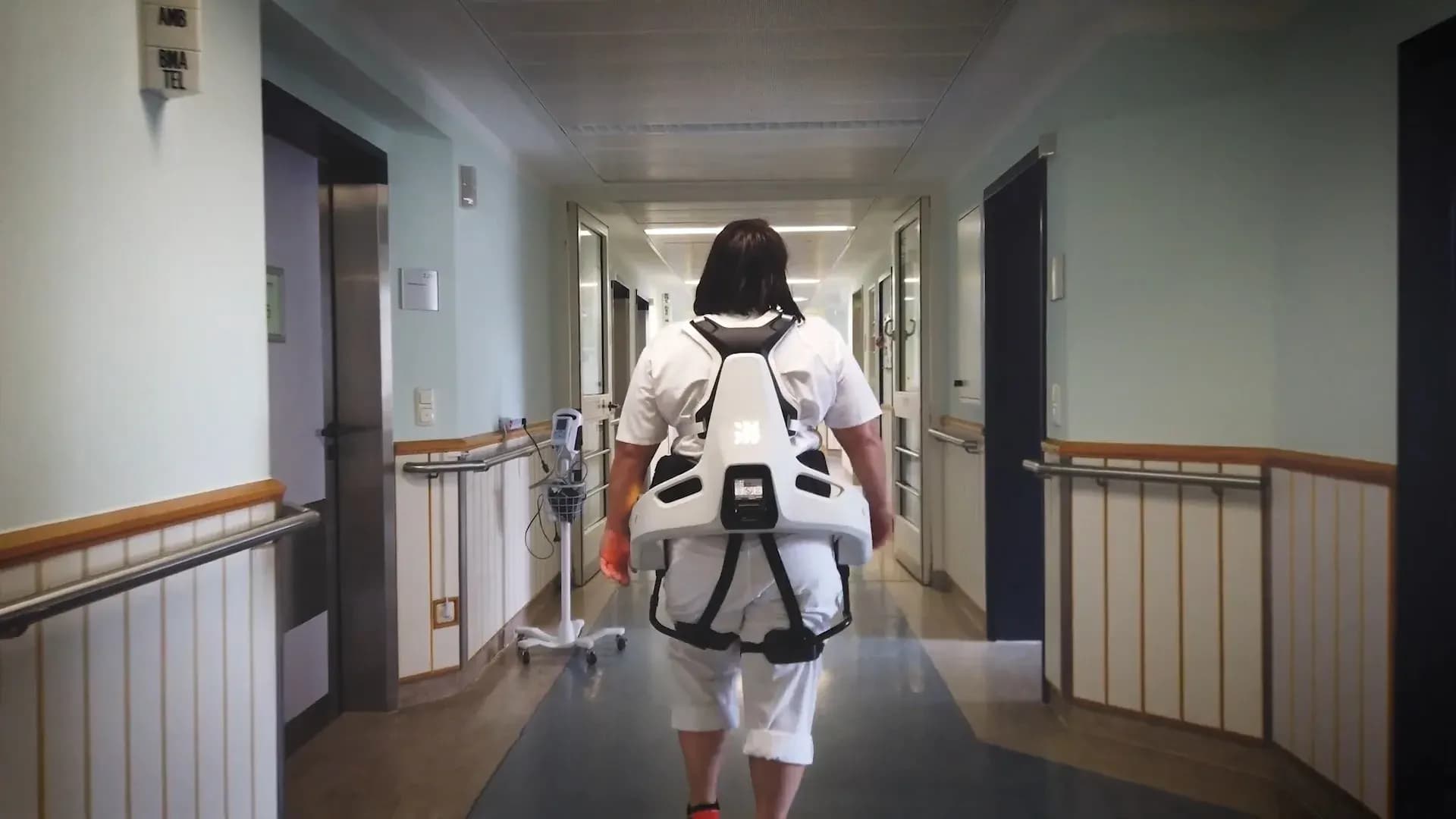Pflegekraft mit German-Bionic-Exoskelett im Stationsflur der RoMed-Kliniken